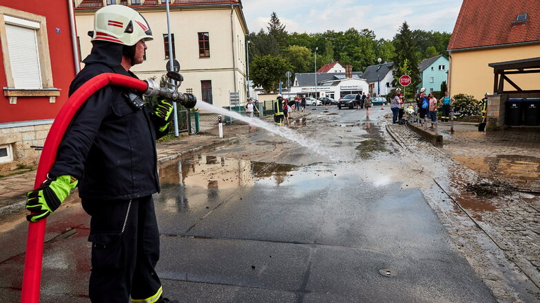 Land unter: Die Feuerwehr beseitigt im Mai 2018 Reste einer Schlammlawine, die sich bis in die Neundorfer Ortsmitte gewälzt hatte.