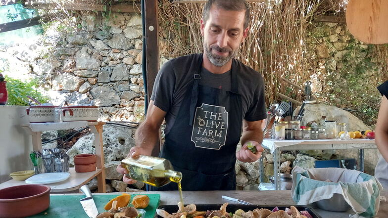 Giannis Bouleros kocht aus Leidenschaft. Er schwört auf Olivenöl – aber es muss von Kreta sein. Seine Kochkünste demonstriert er in seiner Kochschule in Litsarda im Hinterland von Chania.