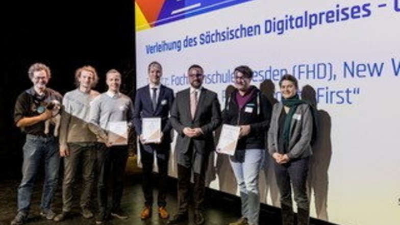 In der Kategorie Gesellschaft beim Sächsischen Digitalpreis 2022 gewann ein Team um Professor Marius Brade (Mitte) von der FHD Fachhochschule Dresden.