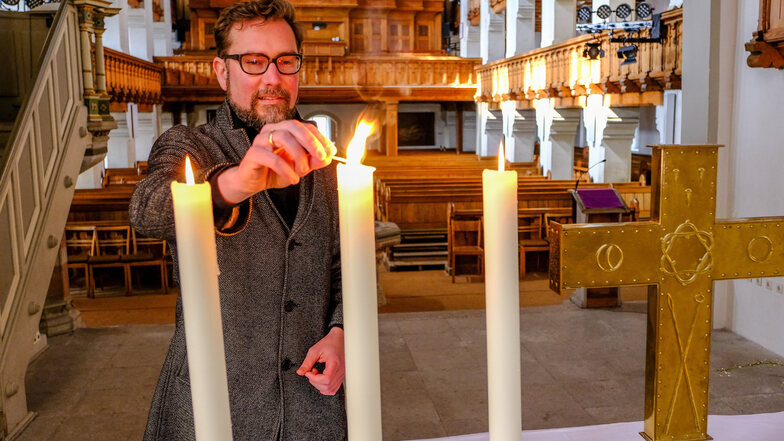 Pfarrer Björn Fischer geht jeden Tag in die Friedenskirche und betet dort auch stellvertretend für andere.