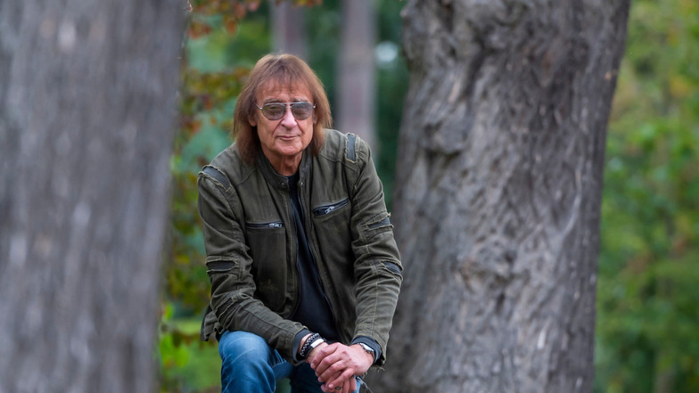 Alt wie ein Baum, aber keine Lust auf Rockerrente: Dieter „Maschine“ Birr ist dieses Jahr 75 geworden, hat eine Krebserkrankung überstanden und strickt doch emsig weiter an seiner Karriere als Musiker.