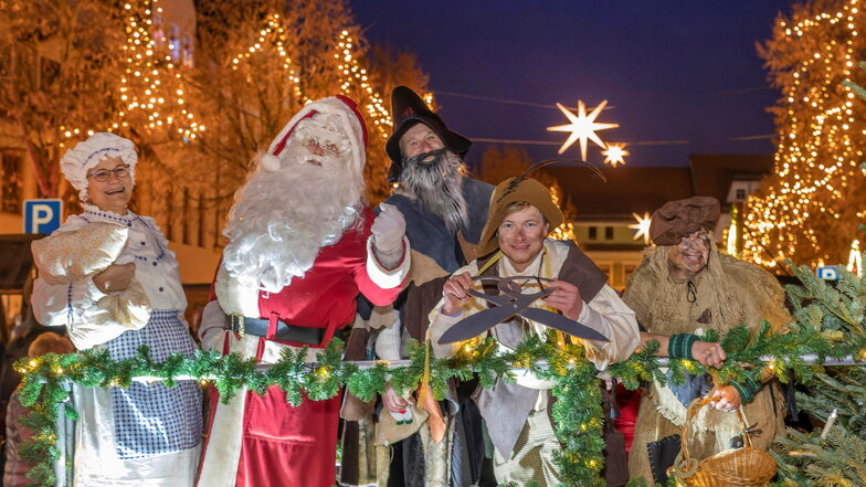 Der Weihnachtsmann im Gefolge Frau Holle, das tapferen Schneiderlein, Räuber und Hexe, hat den Weihnachtsmarkt in Döbeln eröffnet.