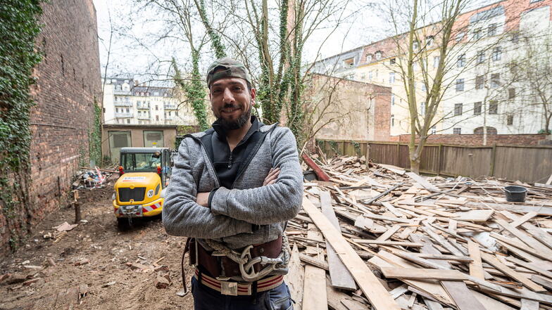 Jamal Isawi ist Vorarbeiter bei der Beräumung des Hauses Landeskronstraße 38 in Görlitz. Momentan liegt der komplette Hof voller Holz und Bauschutt, teilweise zwei Meter hoch.