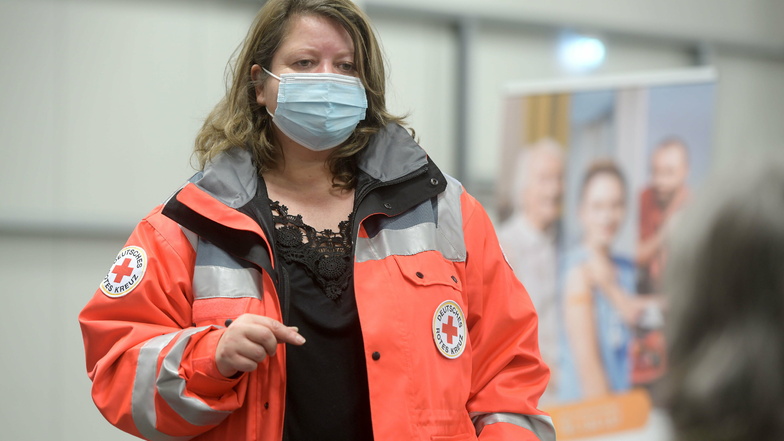 Silke Seeliger vom Deutschen Roten Kreuz in Löbau wartet darauf, dass das Impfzentrum mit voller Kapazität fahren kann.