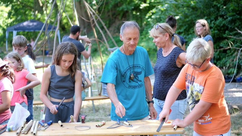 Mit Hannes Heyne konnten die Kinder verschiedene Klangkörper aus Holz basteln.