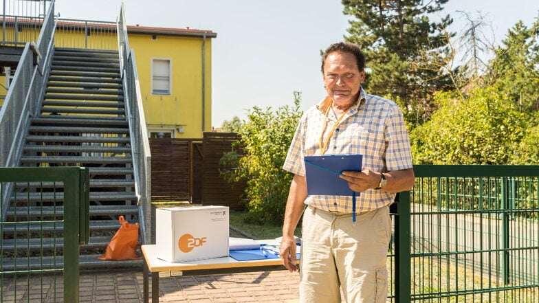 Vorm Glaubitzer Wahllokal in der Kita "Bummi" steht Helge Majewski. Der 68-jährige Großenhainer ist ehrenamtlicher Helfer. Er bittet Wähler, nach der Stimmabgabe einen kleinen Fragebogen auszufüllen. Die Zahlen sind für die Wahlprognosen beim ZDF, die der