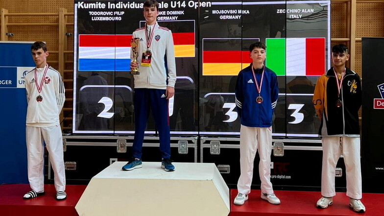 Dominik Zeiske (M.) auf dem Siegerpodest beim Karate in Österreich.
