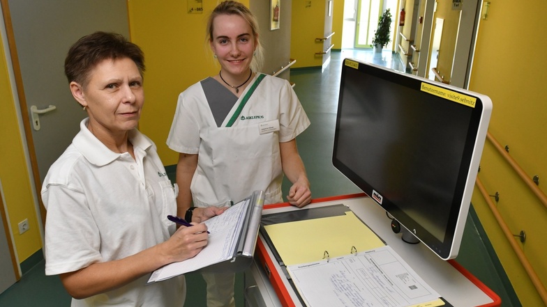 Dr. Marina Grünberger-Richter (l.) und Josephine Hänsel bereiten auf der Palliativstation die Unterlagen für den Tag vor und sprechen die Betreuung der Patienten ab.