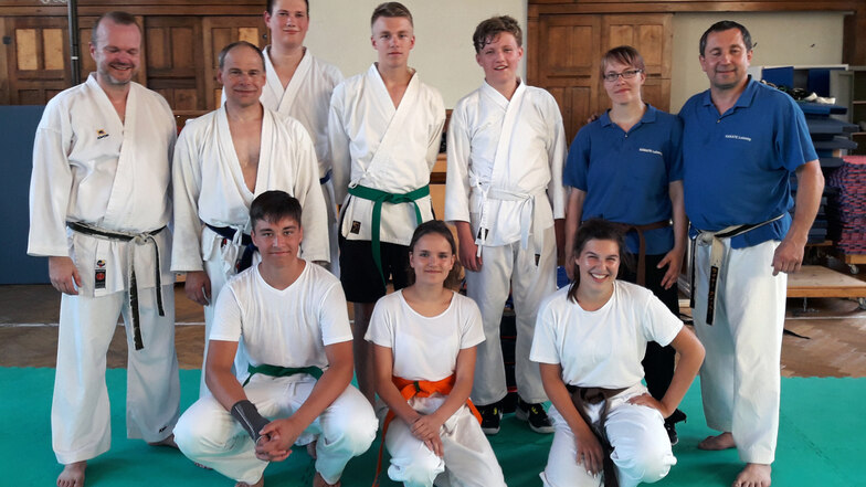 Der Bünder Karatetrainer Alexander Kröger (links) weilte kürzlich in der Partnerstadt und nahm an einem Training des SV Leisnig 90 teil, das Michael Hanke (2. von links) und Vereinsvorsitzender Rainer Künstler (rechts) leiteten.