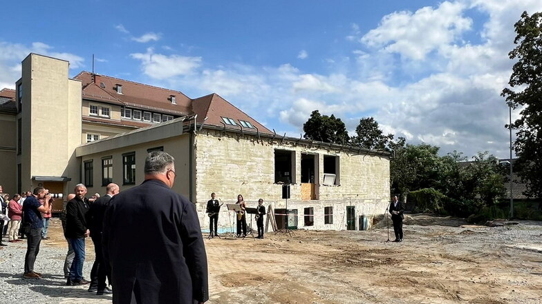 Das Gebäude an der Tzschirnerstraße in Bautzen, das einst die Fahrerlaubnisbehörde beherbergte und dafür schon mal einen Anbau bekam, wird jetzt mit einem Neubau erweitert. Am Mittwoch war Grundsteinlegung. Künftig beherbergt es die Kreismusikschule.