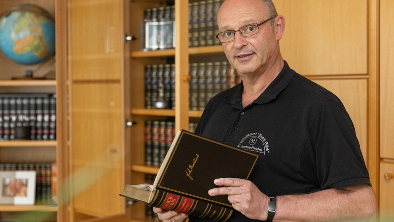 Ulli Mann aus dem Erzgebirge und seine Brockhaus-Enzyklopädie, die er vor Jahren erworben hat.