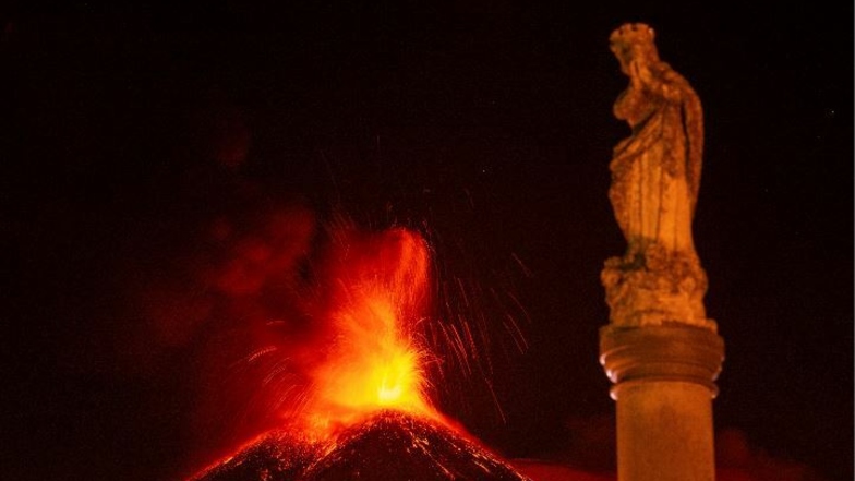 Der Ätna, der aktivste Vulkan Europas,  bricht seit Mitte Februar kontinuierlich aus und stößt dabei Rauch, Asche und Fontänen rotglühender Lava aus.  Das Bild ist vom März.