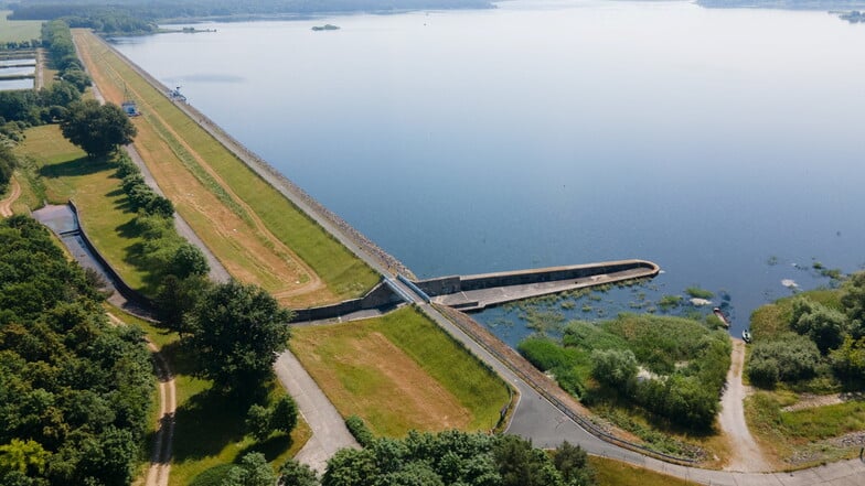 Blick auf eine Hochwasserentlastungsanlage an der Talsperre Quitzdorf: Nach Regen und Hochwasser sind die Talsperren und Rückhaltebecken in Ostsachsen wieder gut gefüllt.