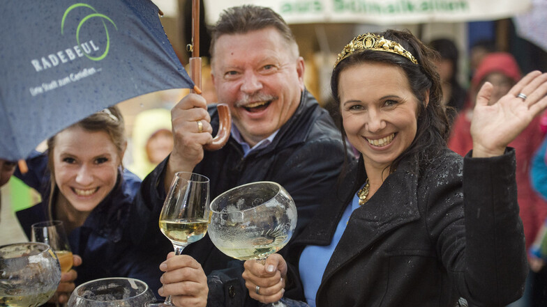 Damals war noch alles gut: Radebeuls Oberbürgermeister Bert Wendsche vergangenes Jahr bei der Eröffnung des 29. Herbst- und Weinfestes und des 14. Internationalen Wandertheaterfestivals auf dem Anger in Radebeul-Altkötzschenbroda mit Weinkönigin Katja Böh