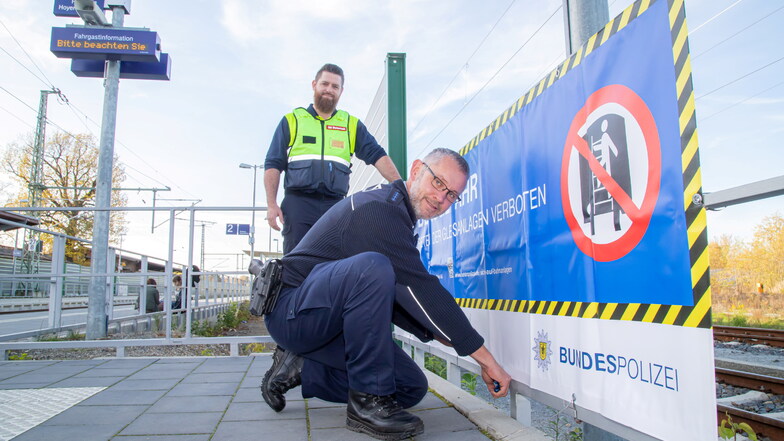 Vertreter der DB und der Bundespolizei Ludwigsdorf  hingen nach dem Bahnunfall im August 2021 das Plakat auf. Den Unfall am Sonnabend hat das nicht verhindert.