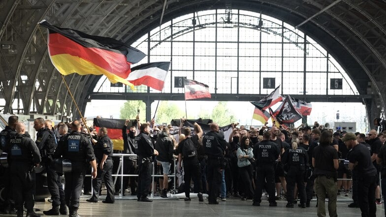 Teilnehmer der am Leipziger Hauptbahnhof gestrandeten Demonstration gegen den CSD.