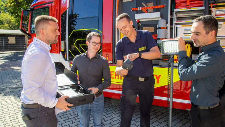 Die Nieskyer Feuerwehr bekam im Juni 2023 ein neues Hilfeleistungslöschfahrzeug.Drei Monate später spendierte die Sparkassen-Versicherung eine Wärmebildkamera und eine mobile Akku-LED-Lichtanlage für die Niesyker Kameraden.