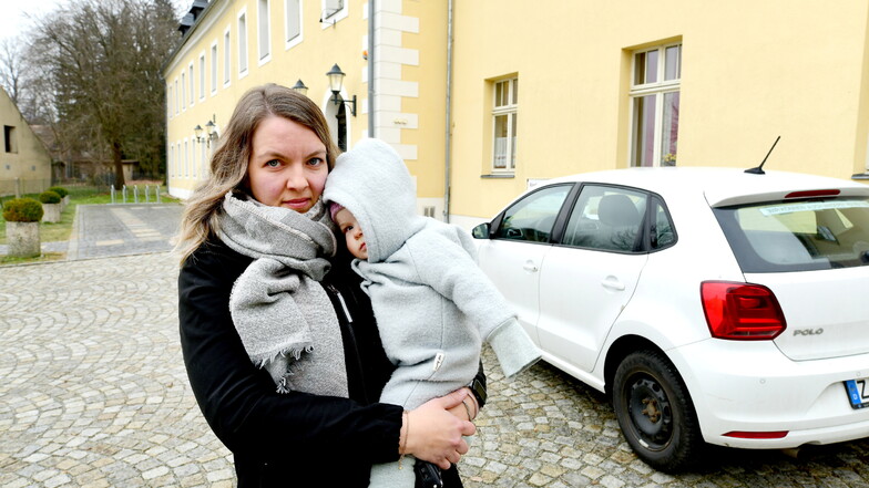 Stadträtin Janett Burckhardt mit Tochter vor dem Schloss Kittlitz.