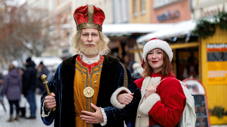 König Wenzel und ein Wichtel haben ihre Tour über den Bautzener Wenzelsmarkt gern mehrmals unterbrochen, um Fotowünsche der Besucher und von Sächsische.de zu erfüllen.