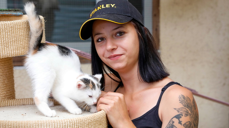 Lisa Naumann vom Bischdorfer Tierheim mit Lotta, einer der vielen Katzen, die das Tierheim zuletzt aufgenommen hat.