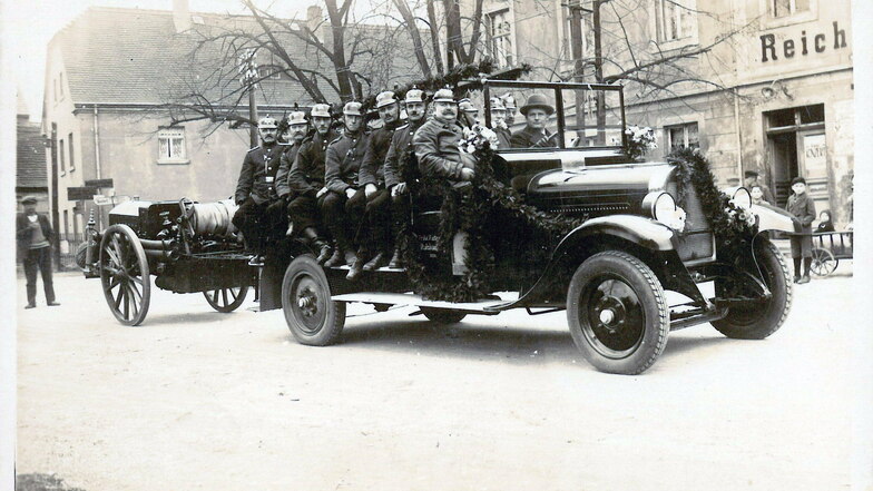 Feuerwehrparade vorm Gasthof Reichenberg - eins der Fotos, die zur 100-jährigen Chronik der freiwilligen Feuerwehr gehören.