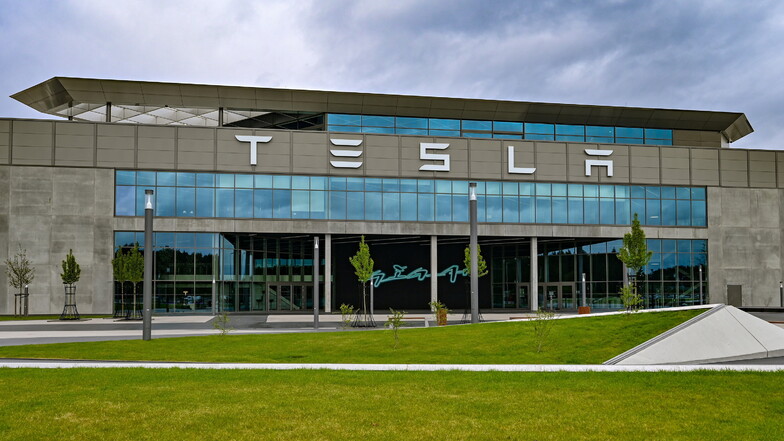 Der Autohersteller Tesla verringert nach der Ankündigung eines weltweiten Stellenabbaus die Zahl der Leiharbeiter in seiner Fabrik in Grünheide bei Berlin.