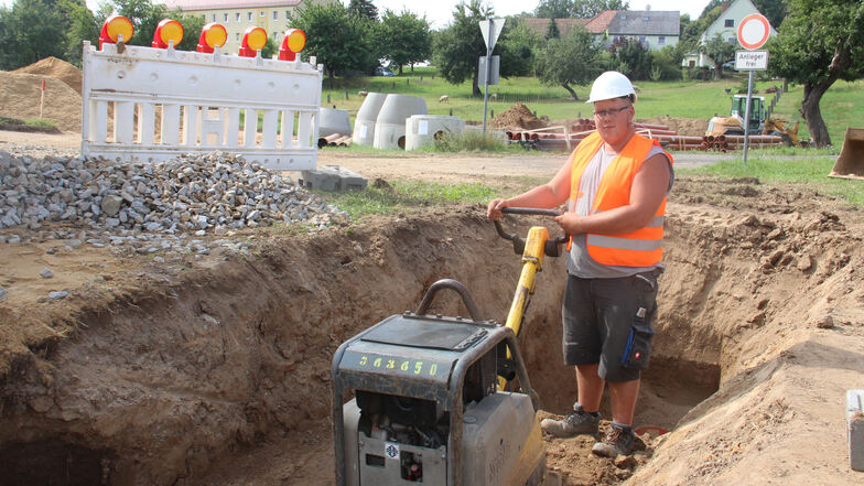 Martin Neu von der Firma Steinle-Bau verdichtet mit einer Rüttelplatte die Erde über einem frisch verlegten Mischwasser-Rohr im Zentrum von Nedaschütz.