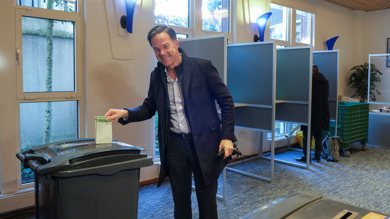 Mark Rutte, Premierminister der Niederlande, wirft seinen Stimmzettel für die Provinzwahlen in eine Wahlurne.