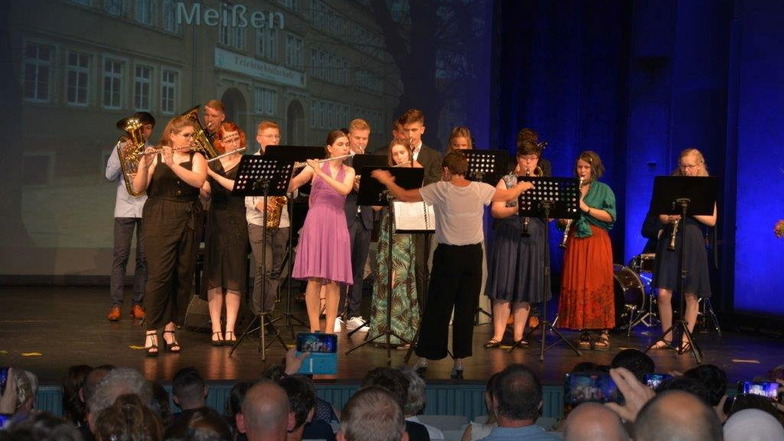 Mitglieder der Bläserklasse 10a sorgten nicht nur für die kulturelle Umrahmung der feierlichen Zeugnisübergabe im Theater Meißen.
