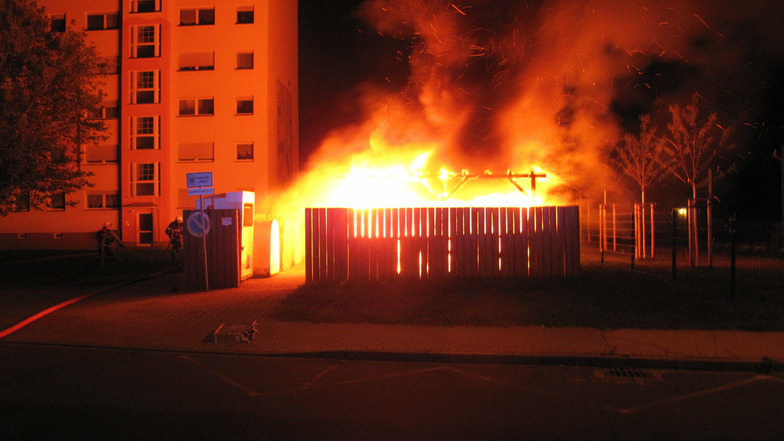 Am 23. September brannte an der Lößnitzstraße ein Mülltonnenabstellplatz - einer von 15 Bränden der letzten Zeit in Coswig.