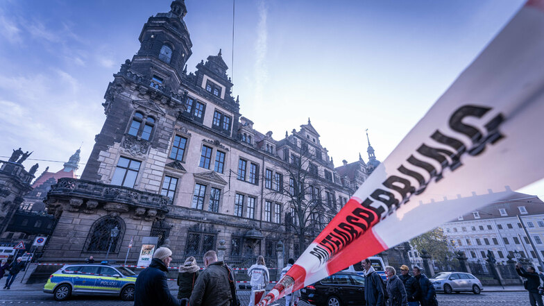 Tagelang suchte die Polizei Ende November 2019 vor dem Grünen Gewölbe Dresden Spuren. Noch heute ist die Einbruchstelle ein Anziehungspunkt für Schaulustige.