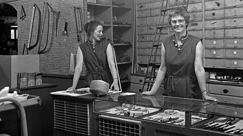 Frauenpower am Werkzeug-Regal: Erika (l.) und Christine Reinhold führten das Familiengeschäft von 1973 bis 1997. Ihr Vater Herbert war 1921 Mitbegründer des Betriebs.