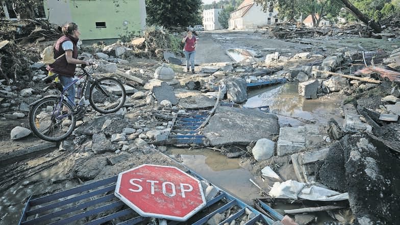 Im polnischen Kurort Ladek-Zdroj (Bad Landeck) hat das Hochwasser ein Trümmerfeld hinterlassen. Wie hoch der Schaden ist, steht noch nicht fest. Das Aufräumen hat begonnen.