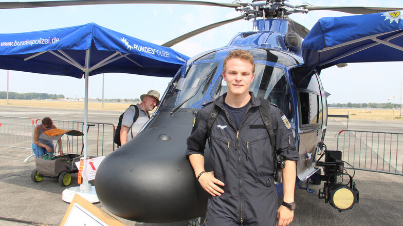Erik Kostka hat seine Ausbildung zum Piloten bei der Bundespolizei schon absolviert und war bei den Flugtagen in Litten zu Gast. An gleicher Stelle landen am Donnerstag Piloten während ihrer Ausbildung.