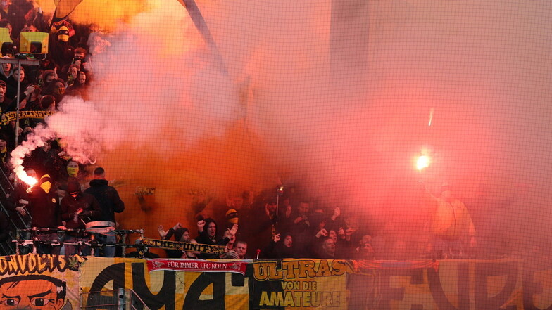 Beim Spiel gegen Dynamo Dresden zündeten Dortmunder Fans am Sonntag Pyrotechnik. Nicht überall wurde dies aber korrekt publiziert.