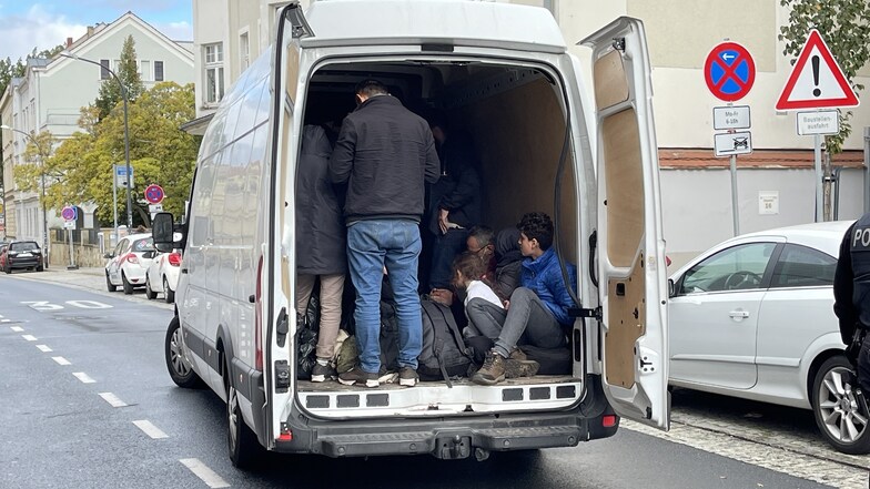 Die Flüchtlinge im Transporter litten unter Atemnot, als die Bundespolizisten die Tür öffneten.
