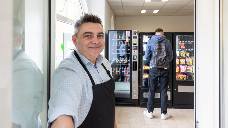Hereinspaziert: Mario Lucia im neuen Selbstbedienungsladen in Stadt Wehlen. An den Automaten gibt es Getränke, Fertiggerichte, Lebensmittel und auch Hygieneartikel.