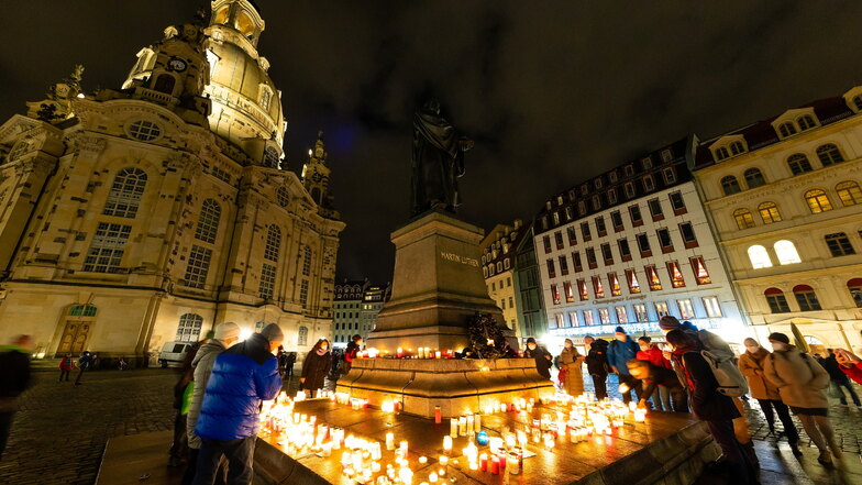 Auch am Martin-Luther-Denkmal wurden Kerzen abgestellt.