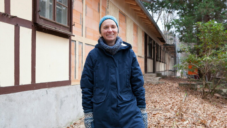 Claudia Ehrig vom Stadtgut Görlitz steht vor der „Walderholung“ bei Kunnerwitz. Das Gebäude wird derzeit saniert.
