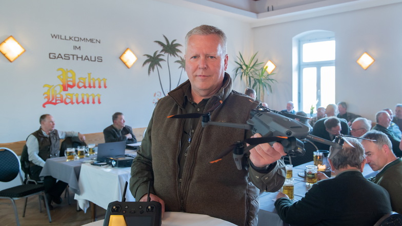 Der Strießener Hegeringleiter Jens Liebmann stellt die neue Drohne vor, die Großenhains Jagdverband zur Kitzrettung angeschafft hat.