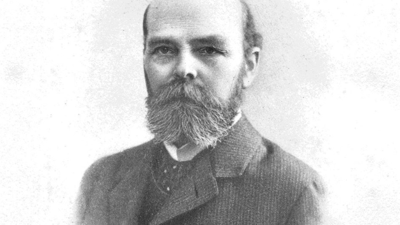 Wer möchte, kann sich zur Hirsch-Seife noch eine stilechte Schale, hergestellt in der Porzellan-Manufaktur in Dubi (Eichwald), dazu kaufen (l.). Johann Schicht, der von 1855 bis 1907 lebte, war der Begründer des Firmenimperiums.
