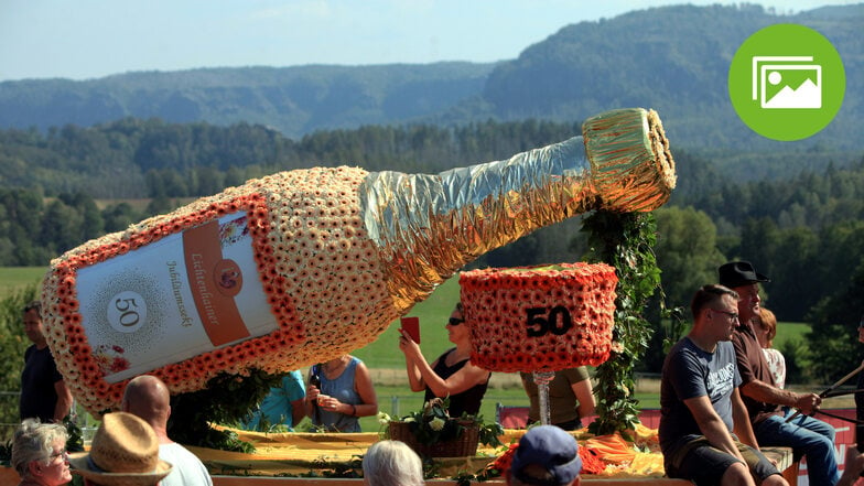 Zum Jubiläum gab es natürlich Sekt. Beim Festumzug in Lichtenhain wurde eine Sonderedition präsentiert.