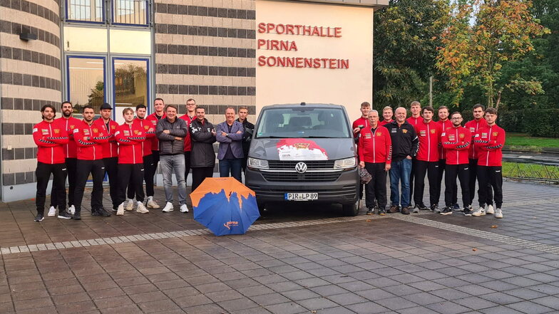 Handballer und Sponsoren mit dem neuen Mannschaftsbus: Komfortabel zu Auswärtsspielen touren.