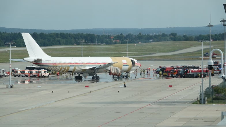 Feuerwehr, Rettungsdienst und Polizei üben gemeinsam den Einsatz bei einem Flugunfall am Flughafen Dresden.