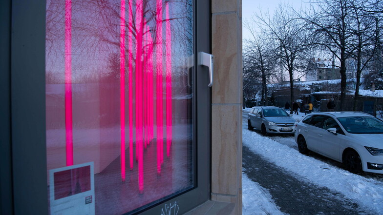Welche Signale endet dieses Kunstwerk in die Stadt? „Status“ ist in der Artbox Dresden zu sehen, am besten in der Dunkelheit.