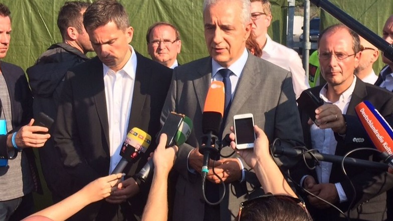 Nach ihrem Besuch der Flüchtlinge geben Sachsens Ministerpräsident Tillich (M), sein Stellvertreter Dulig (l) und Innenminister Ulbig (r) ihre Statements ab.