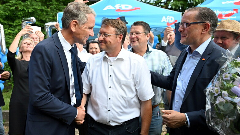 Robert Sesselmann (AfD) ist der neue Landrat im Kreis Sonneberg (Thüringen). Landesvorsitzender Björn Höcke (links) und Bundesvorsitzender Tino Chrupalla (rechts) gratulieren.