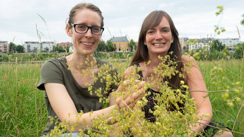 Jenny Förster (l.) und Louise Hummel-Schröter vom BUND Dresden wollen eine neue Elbquerung zugunsten der Natur im Ostragehege verhindern.