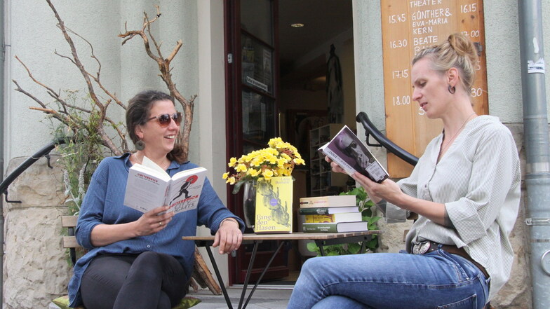Buchhändlerin Sandra Kretschmar (r.) und ihre Mitstreiterin Susann Worm freuen sich auf ihr Literaturfestival in Großröhrsdorf.