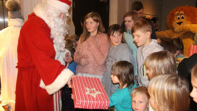 Der Weihnachtsmann vom Lions-Club Lusatia beschenkte 50 Kinder aus sozial benachteiligten Familien bei der Löwenweihnacht im Museum Bautzen.
